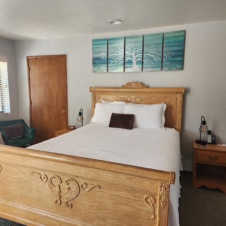 Wharf Master'S Inn Пойнт Арена Экстерьер фото